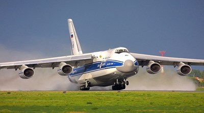 Cú hạ cánh bão táp của máy bay vận tải khổng lồ An-124
